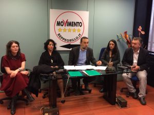 Da sinistra: Giulia Gibertoni, Raffaella Sensoli, Andrea Bertani, Silvia Piccinini e Gianluca Sassi durante la conferenza stampa di presentazione del progetto di legge sui vitalizi